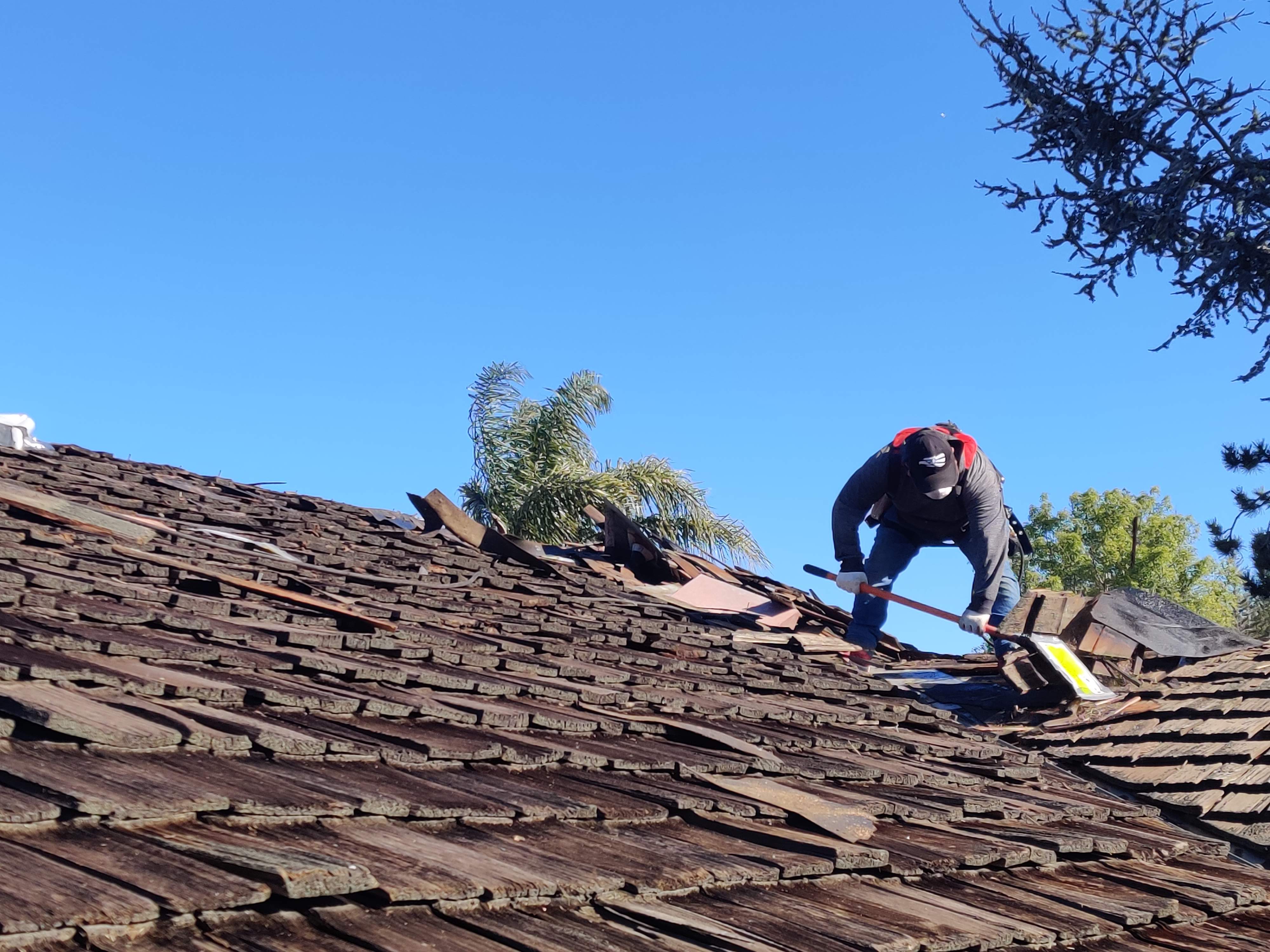 Top 6 Signs Your Roof Needs Repair: Recognizing Early Warning Signals